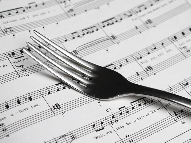Bad music in restaurants, or how should a restaurant choose its background music.
